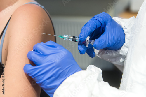Eine Person wird geimpft photo