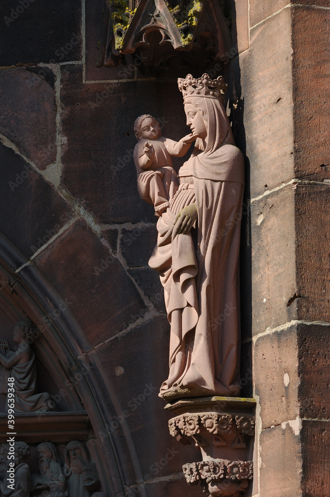 Muttergottes mit Kind am Münster in Freiburg im Breisgau - Mother of God with child