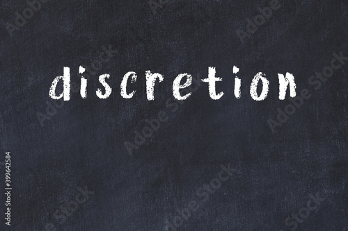 Fotografia College chalk desk with the word discretion written on in