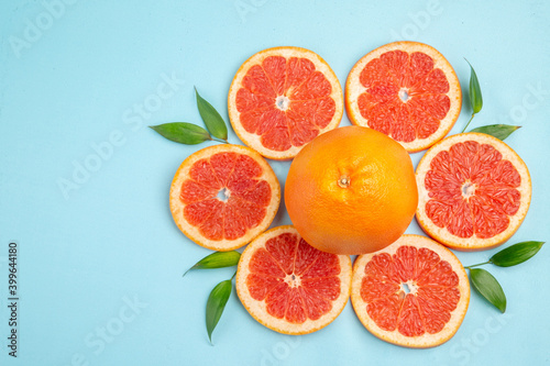 Fototapeta Naklejka Na Ścianę i Meble -  top view fresh grapefruits fruit slices on blue desk fruit fresh color juice citrus