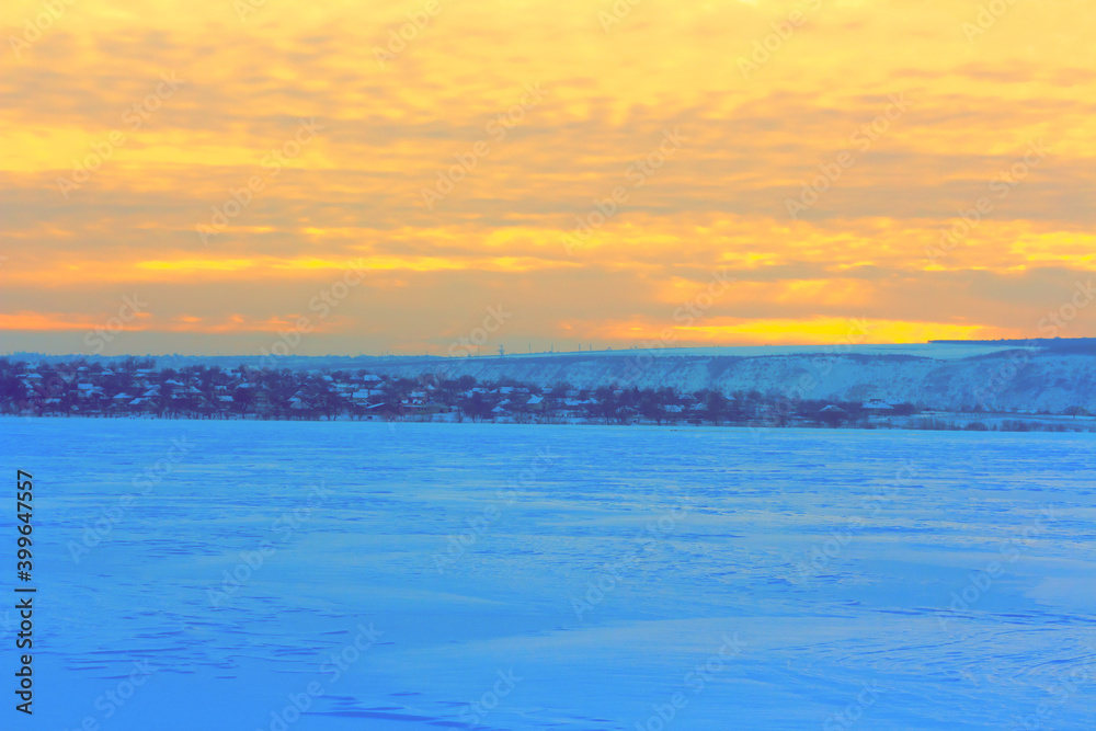 Obraz premium Orange sky over the frozen lake
