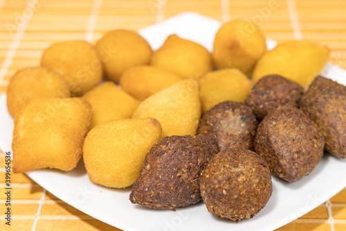 Salgados fritos e assados para festas. Comida brasileira. 