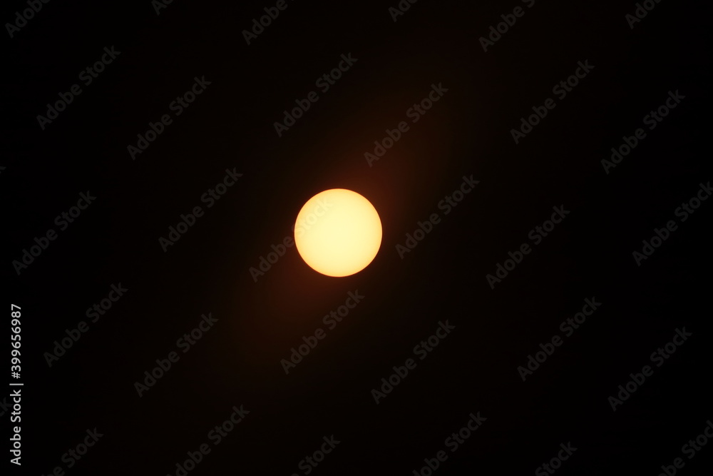 Vista del sol, antes del eclipse solar, Argentina, diciembre 2020. Vista del sol, antes del eclipse solar, Argentina, diciembre 2020.