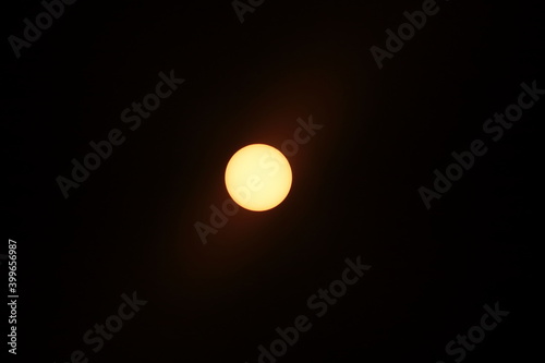 Vista del sol, antes del eclipse solar, Argentina, diciembre 2020.