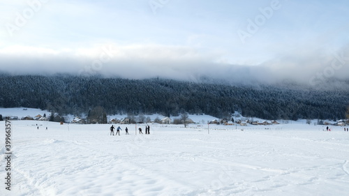 groupe de personne a dans une station de ski en saison d hiver