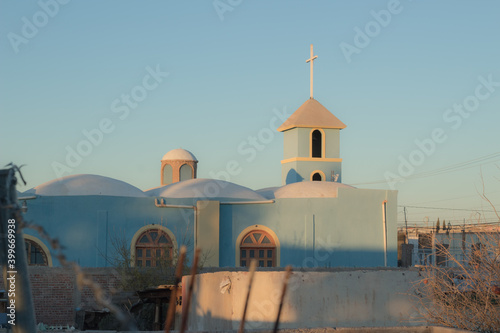iglesia rural de color azul