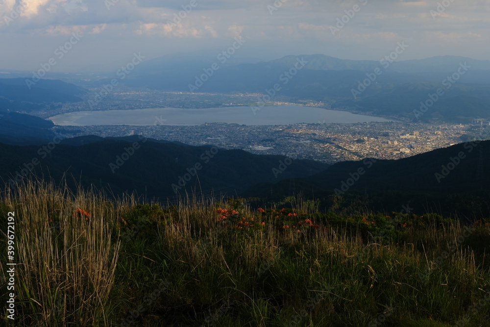 Obraz premium 高ボッチ山の山頂から眺める初夏の諏訪湖の全景と諏訪市、下諏訪町の景色