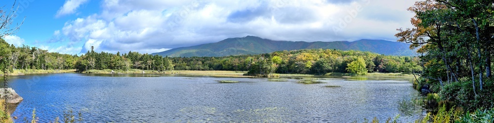遊歩道から見た晩秋の知床五湖のパノラマ情景＠北海道
