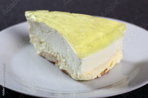 Cheesecake with lemon jelly topping