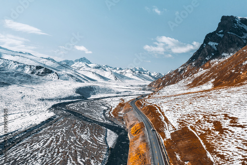 Фотография Tourist Attractions in Dushan Highway, Snow Mountain, Xinjiang, China