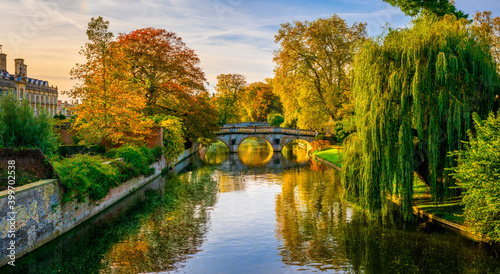 Obraz na plátne Beautiful autumn scenery of Cambridge city at the river Cam