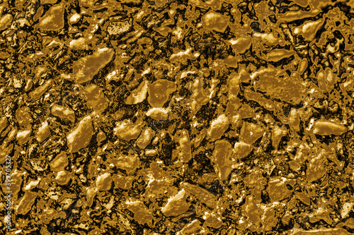 Diseño decorativo con base en color negro recubierto de pequeñas piedras brillantes y polvo de oro. Ilustración abstracta con textura metálica en tonos dorados. (ID: 399705327)