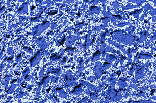 Ilustración de un mar picado con pequeñas olas y espuma blanca. Fondo de espuma de mar, olas y agua turbulenta azul. (ID: 399705366)