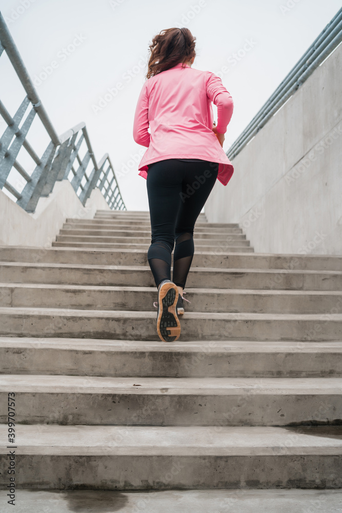 Obraz premium Sport woman running on stairs.