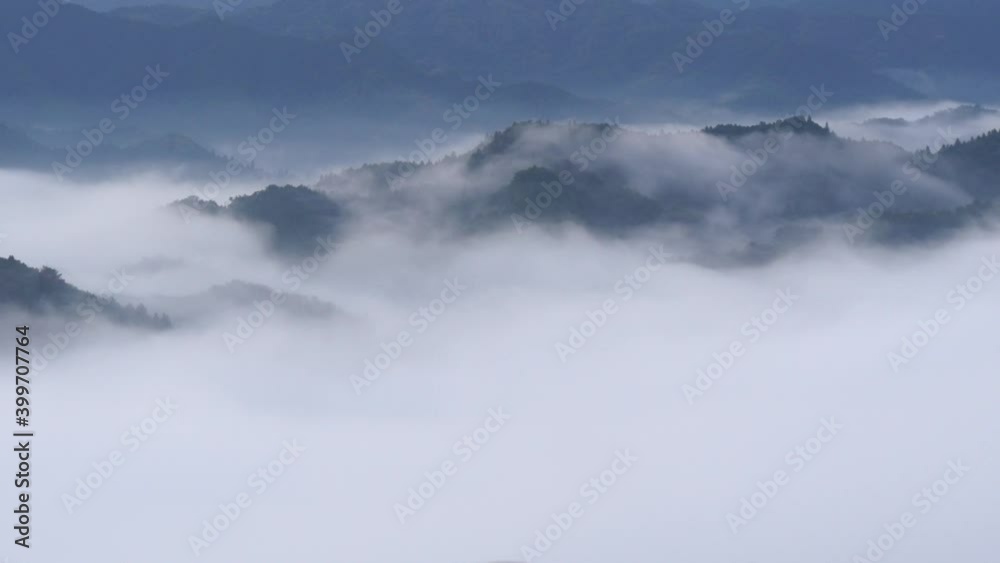 緩やかな風に流れる雲海 緩やかな風に流れる雲海