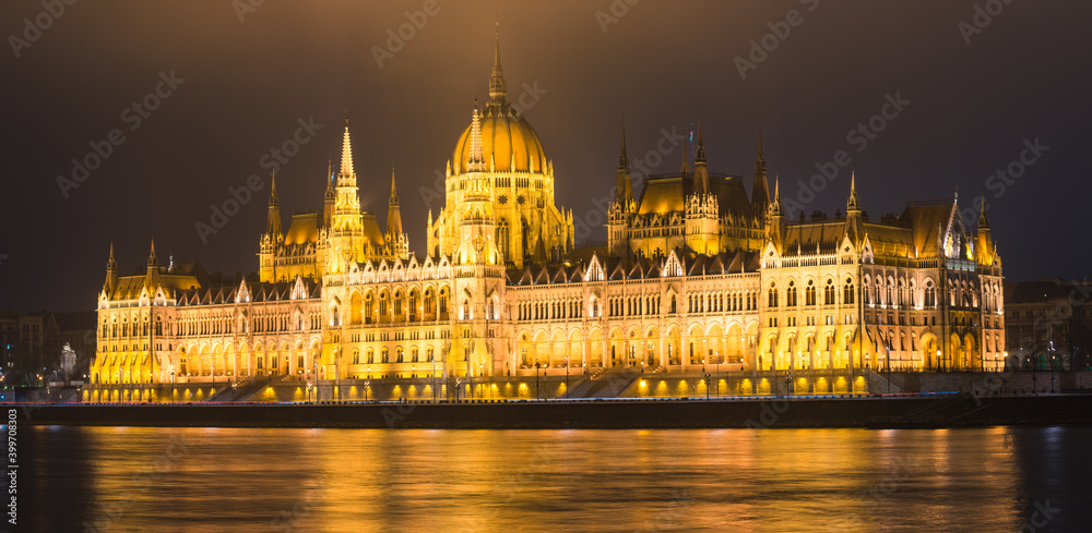 Fototapeta premium Hungarian Parliament illuminated at night in Budapest