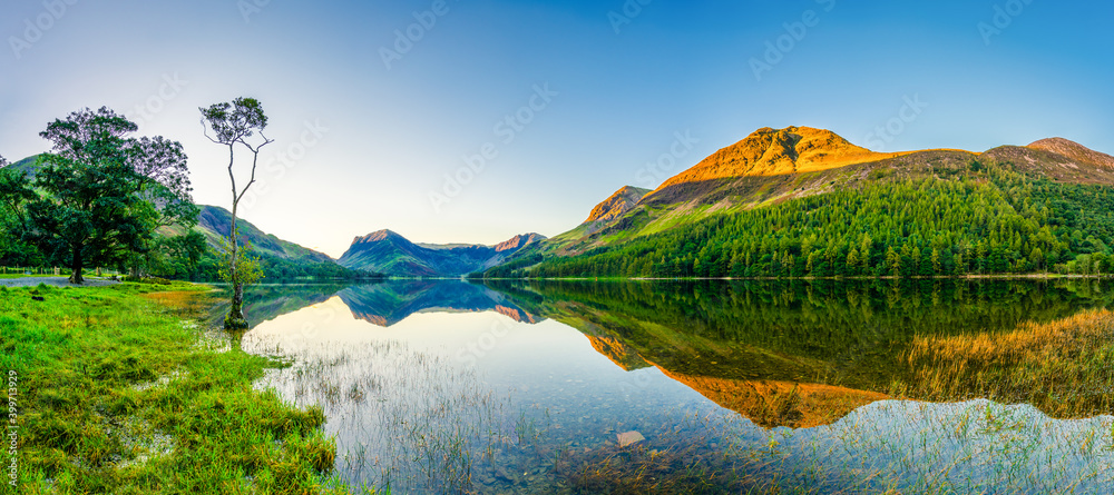 Morning panorama of Buttermere lake in the Lake District. England - obrazy, fototapety, plakaty 