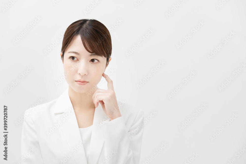 疑問を感じている表情のビジネスウーマン 疑問を感じている表情のビジネスウーマン