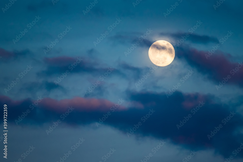 Obraz premium Full Moon and Cloud Motion