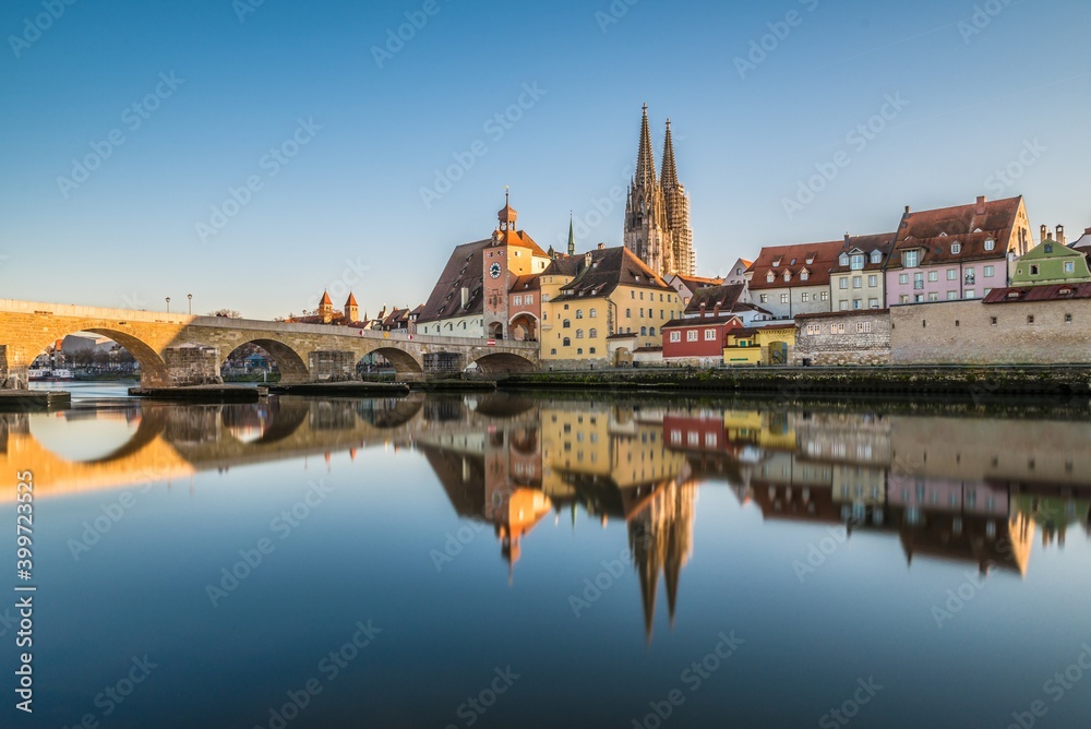 Berühmte Stadtansicht von Regensburg und Promenade mit steinerne Brücke dem Fluss Donau die historische Altstadt und der Dom Sankt Peter, Deutschland
