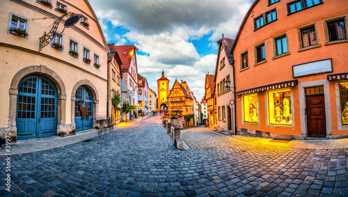 Tableau sur toile Untere Schmiedgasse street panorama at the old town of Rothenburg ob der Tauber