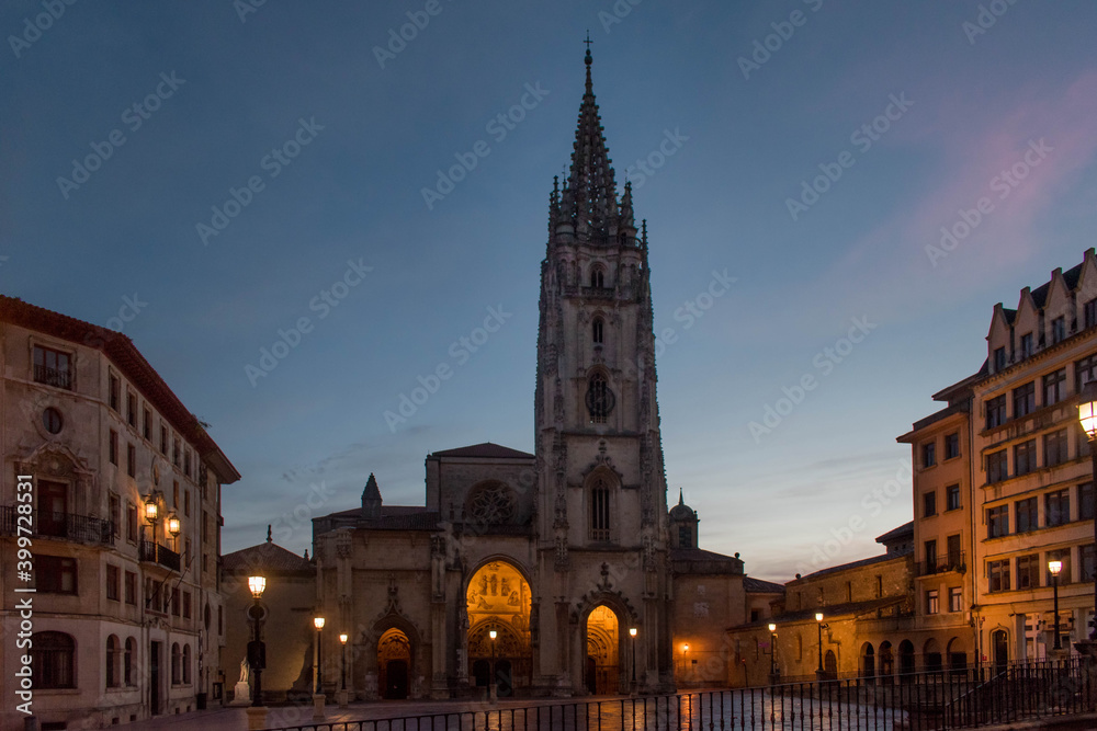 Cae la noche frente a la catedral 