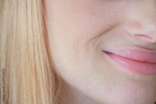 Fotografi A young girl has mimic wrinkles around her mouth
