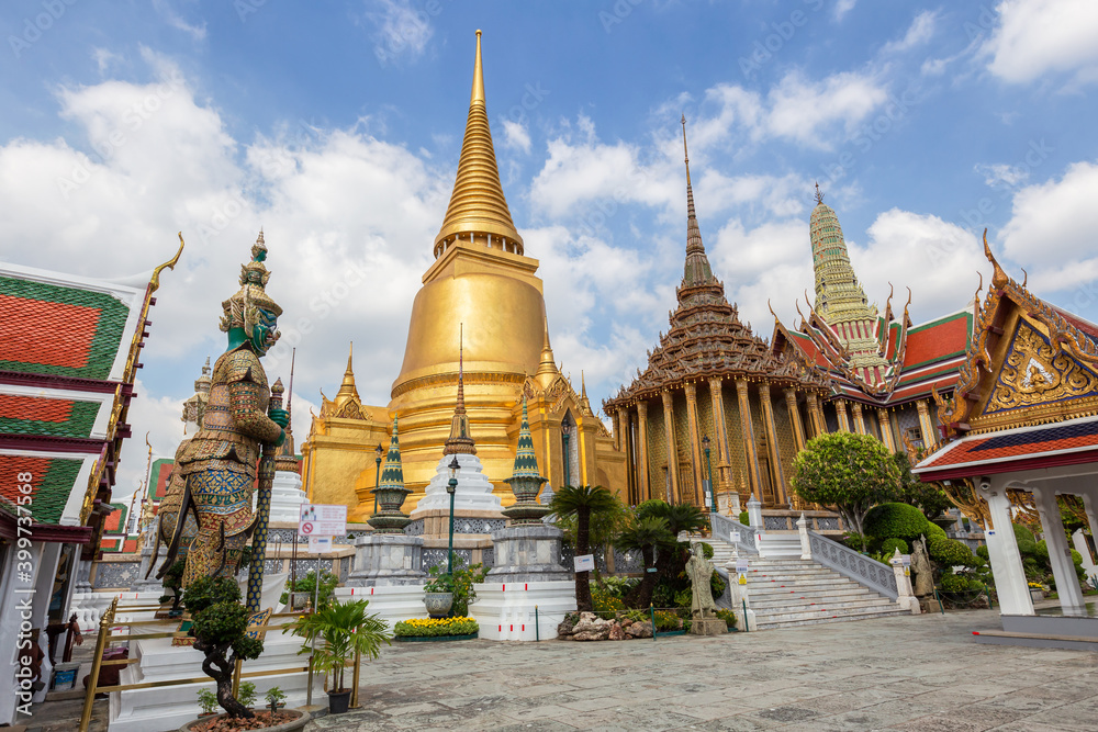 Fototapeta premium Temple of the Emerald Buddha or Wat Phra Kaew temple, Bangkok, Thailand