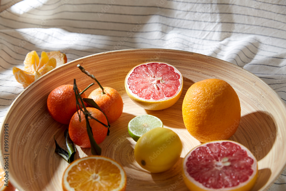 Φωτογραφία food, healthy eating and vegetarian concept - close up of citrus fruits on woode