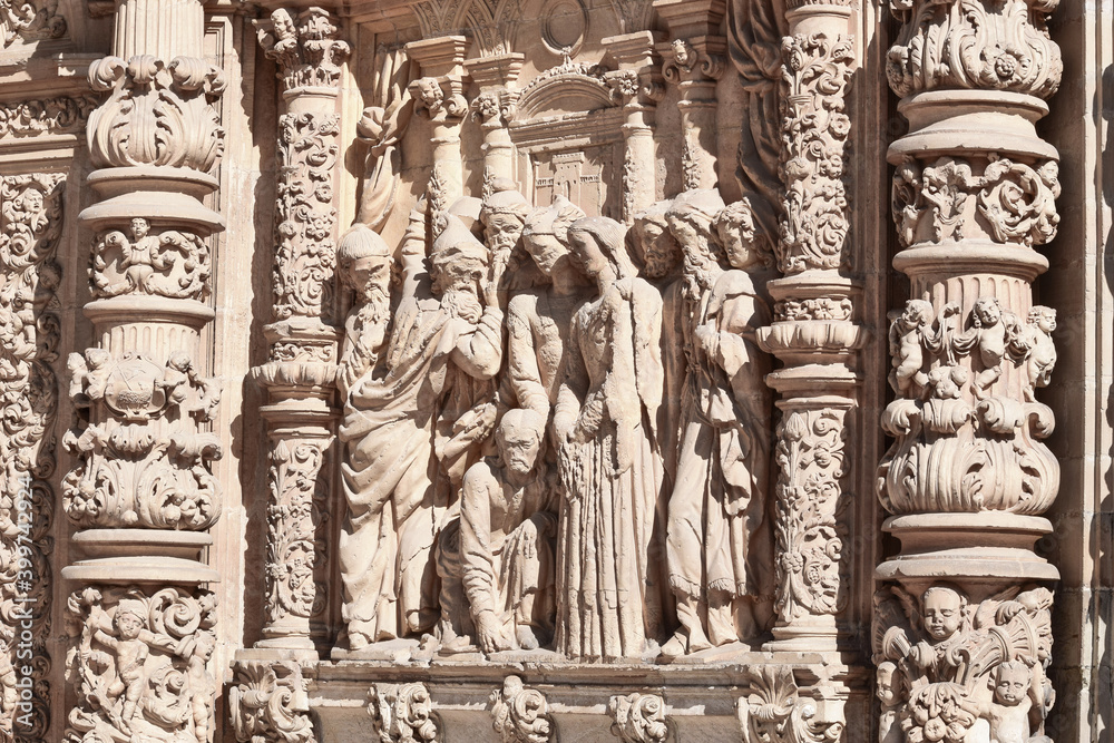 Detalle escultura en relieve del arco central entrada catedral de Astorga, con iconografia del evangelio