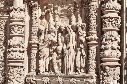 Detalle escultura en relieve del arco central entrada catedral de Astorga, con iconografia del evangelio
