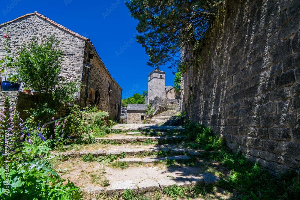 La Couvertoirade joli village médiéval perché en Aveyron.	