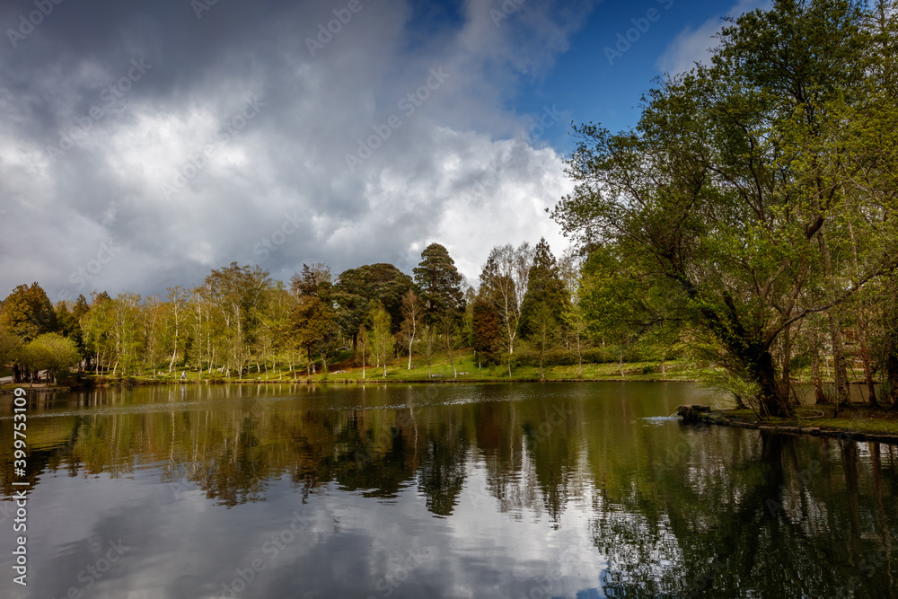 Fototapeta premium Paisaje con lago