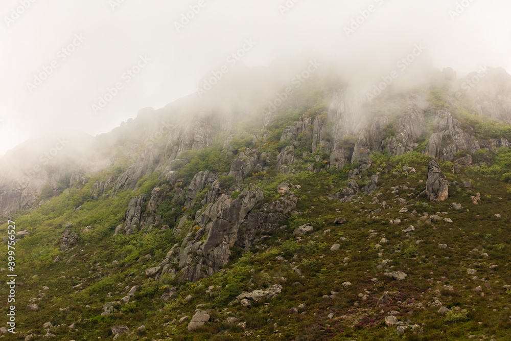 Cerro con niebla