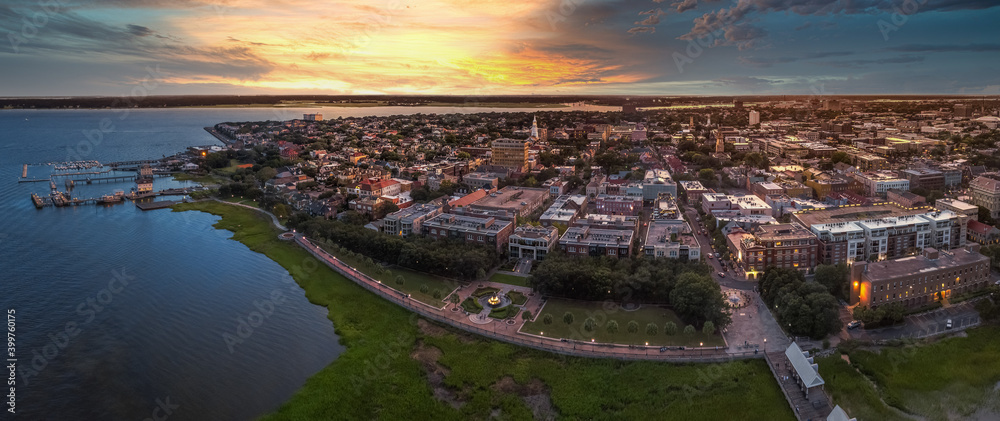 Obraz premium Charleston skyline during yellow sunset