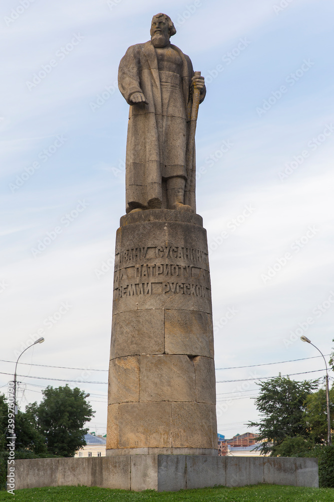  Types of kostroma. The city's landmark is the Susanin Monument.
