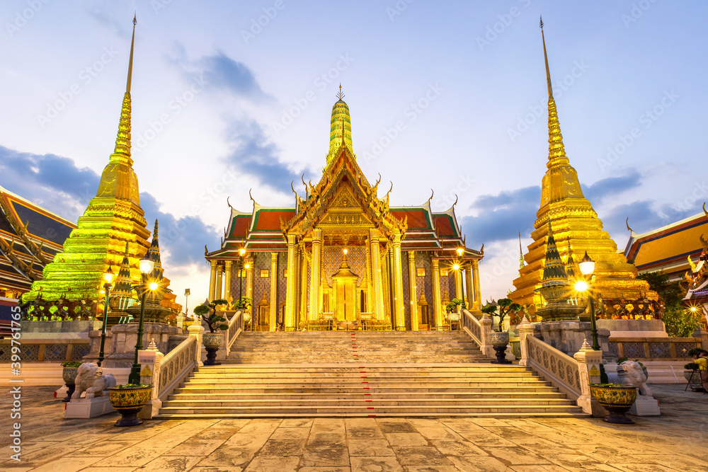 Fototapeta premium Temple of the Emerald Buddha or Wat Phra Kaew temple, Bangkok, Thailand