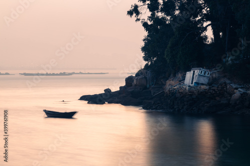 Barca amarrada en mar en calma