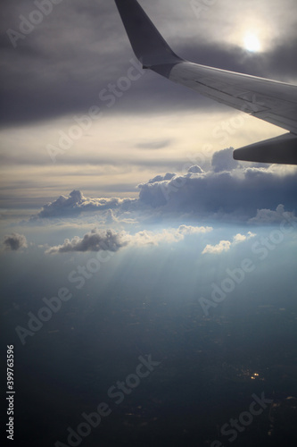 Fototapeta Naklejka Na Ścianę i Meble -  Widok z okna samolotu, słońce i chmury