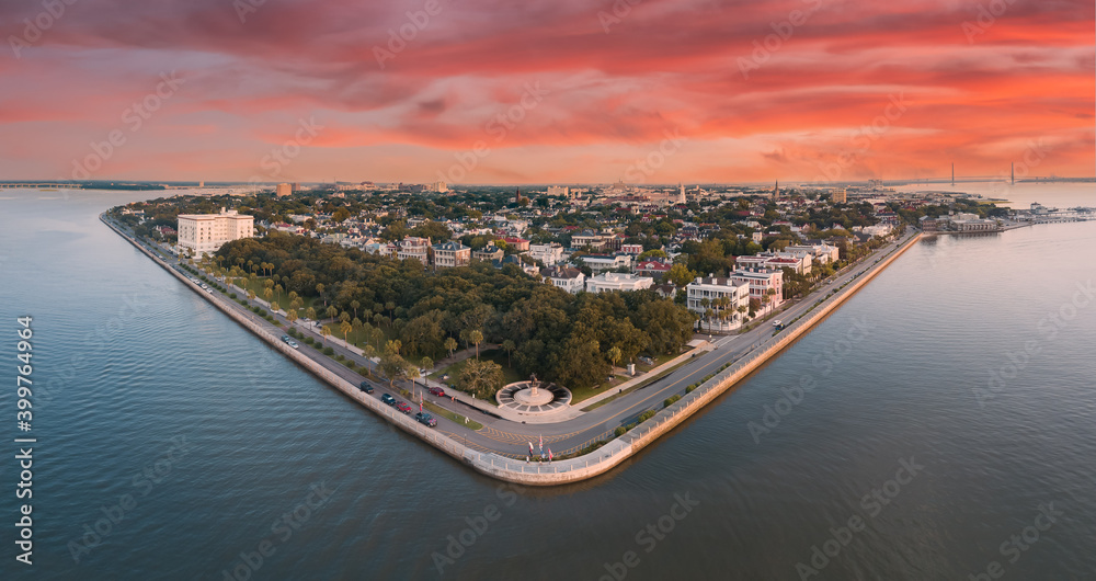 Obraz premium Charleston skyline with pink sky and clouds