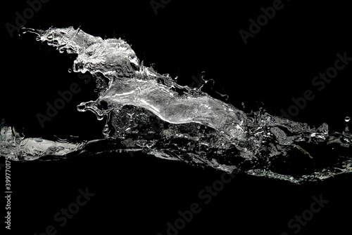 Prises de vue en studio d'éclaboussures à la surface de l'eau sur fond noir