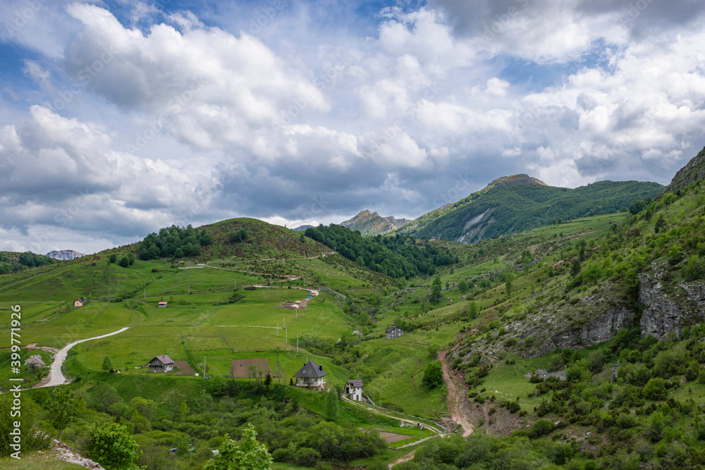 Naklejka premium Mountain landscape against cloudy sky