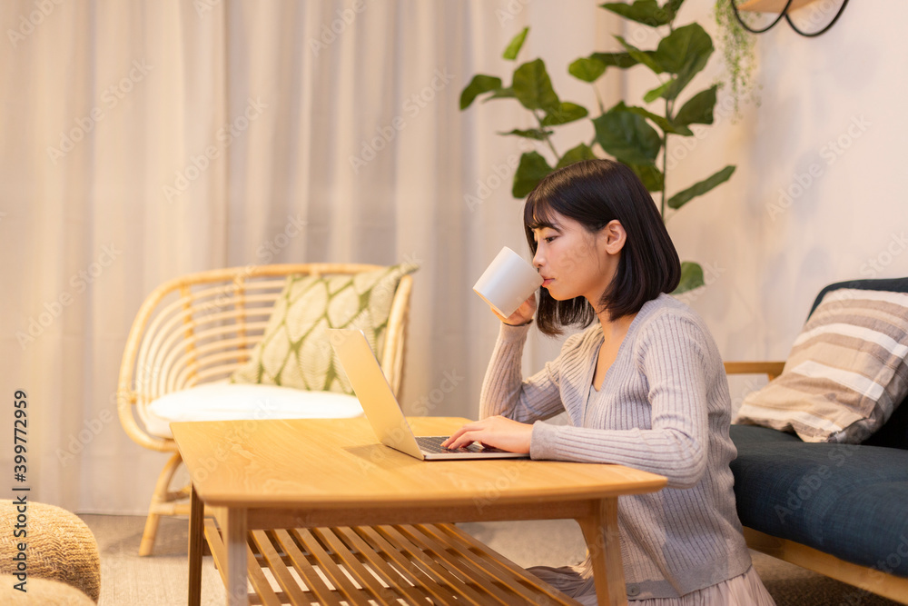 夜の部屋でくつろぐ若い女性 夜の部屋でくつろぐ若い女性