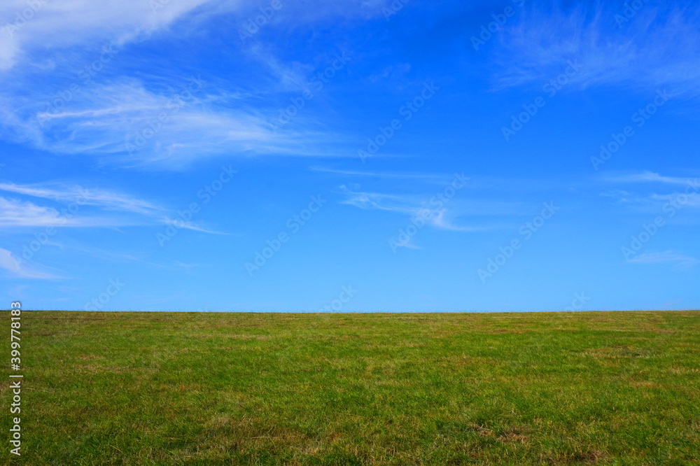 Blauer Himmel und grüne Wiese mit Platz für Text Blauer Himmel und grüne Wiese mit Platz für Text