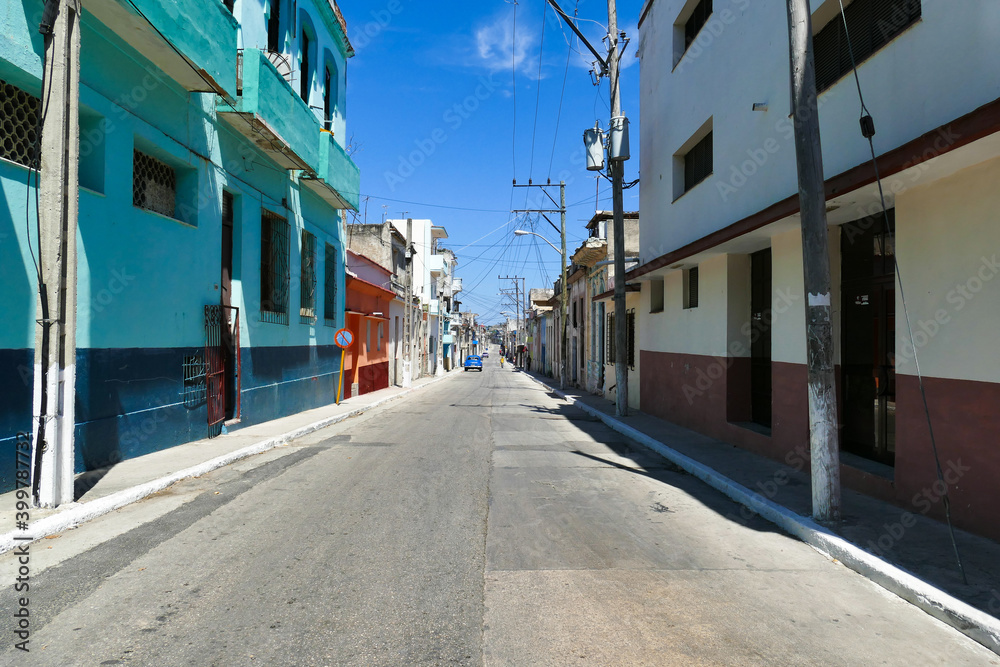 Obraz premium Typical street of Cuba with old cars