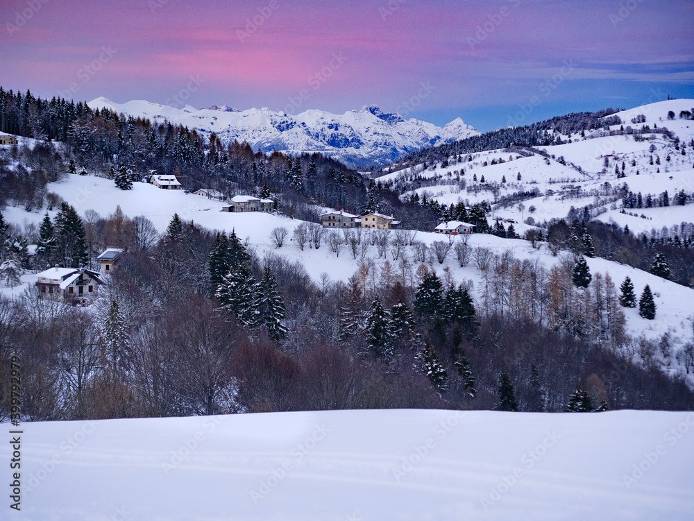 Il Monte Grappa in inverno con la neve al tramonto