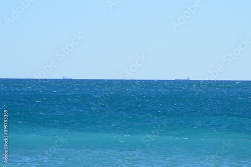 Barcos sobre la línea del horizonte