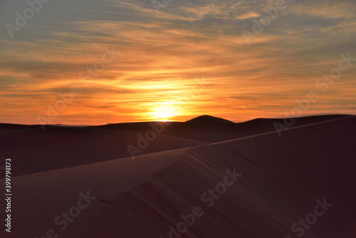 Sonnenuntergang in der Wüste mit Sanddünen