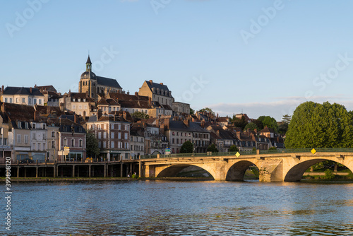 Joigny domine l'Yonne et son pont photo