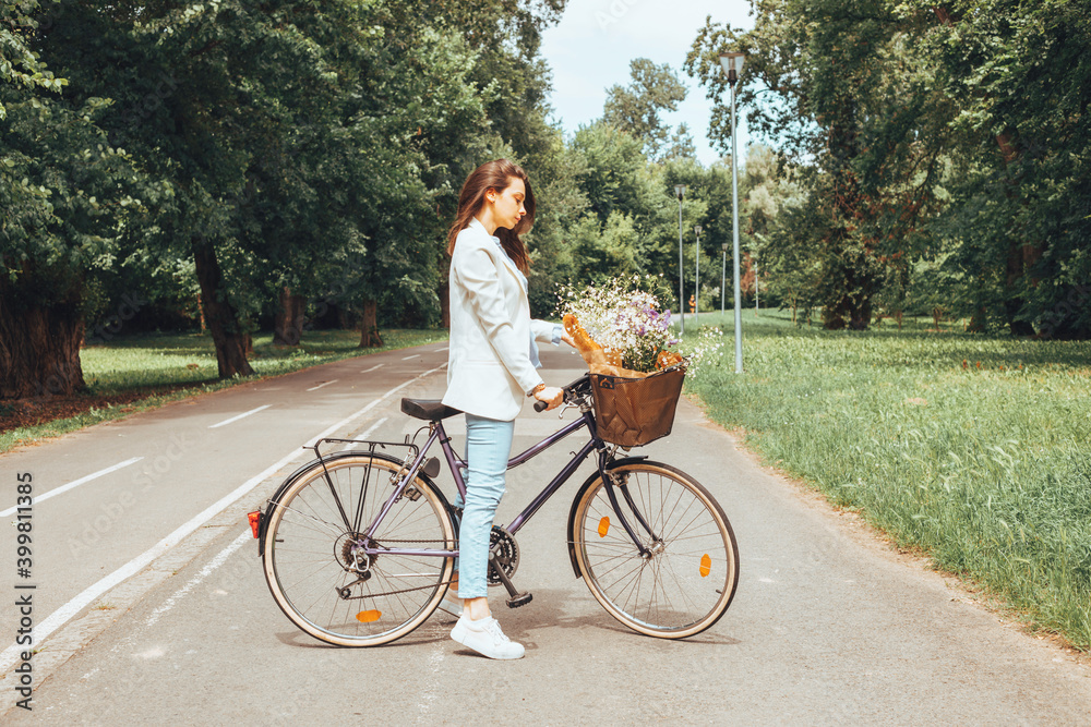 Obraz premium Business elegant woman riding a bicycle in nature.
